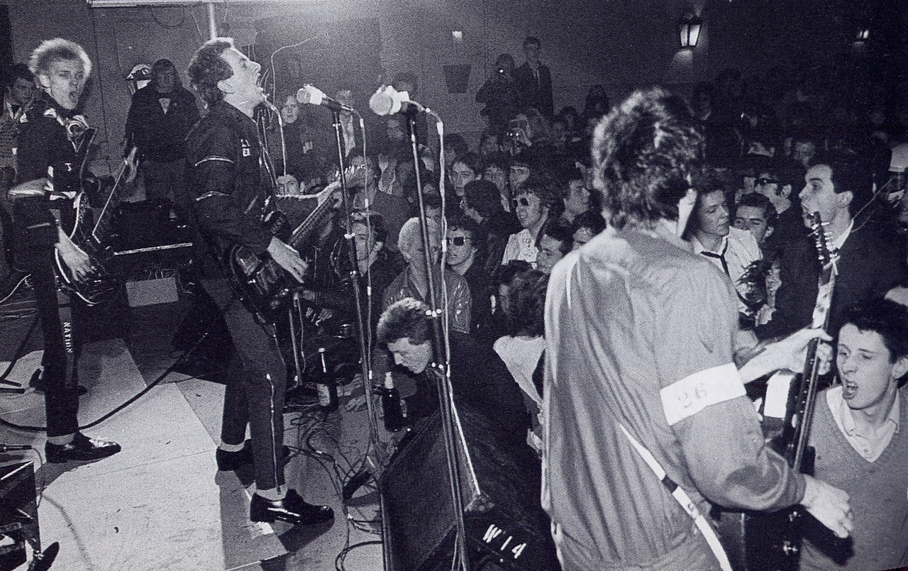 No FuTuRE! el topic del PUNK - Página 6 Photo-the-clash-1977-shane-macgowan-in-the-crowd-at-the-bottom-right-corner